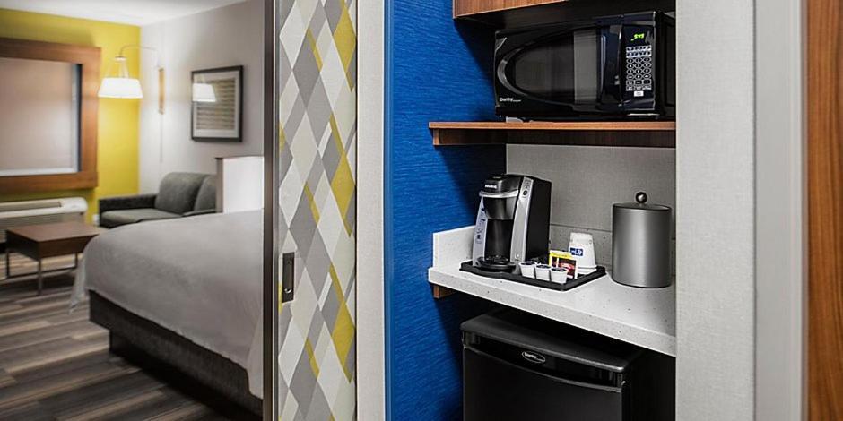 Holiday Inn Express & Suites - Brandon By Ihg Exterior foto