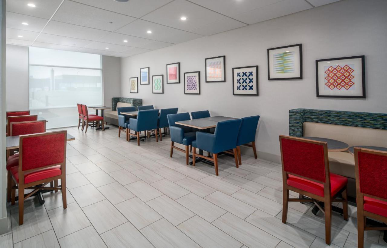 Holiday Inn Express & Suites - Brandon By Ihg Exterior foto