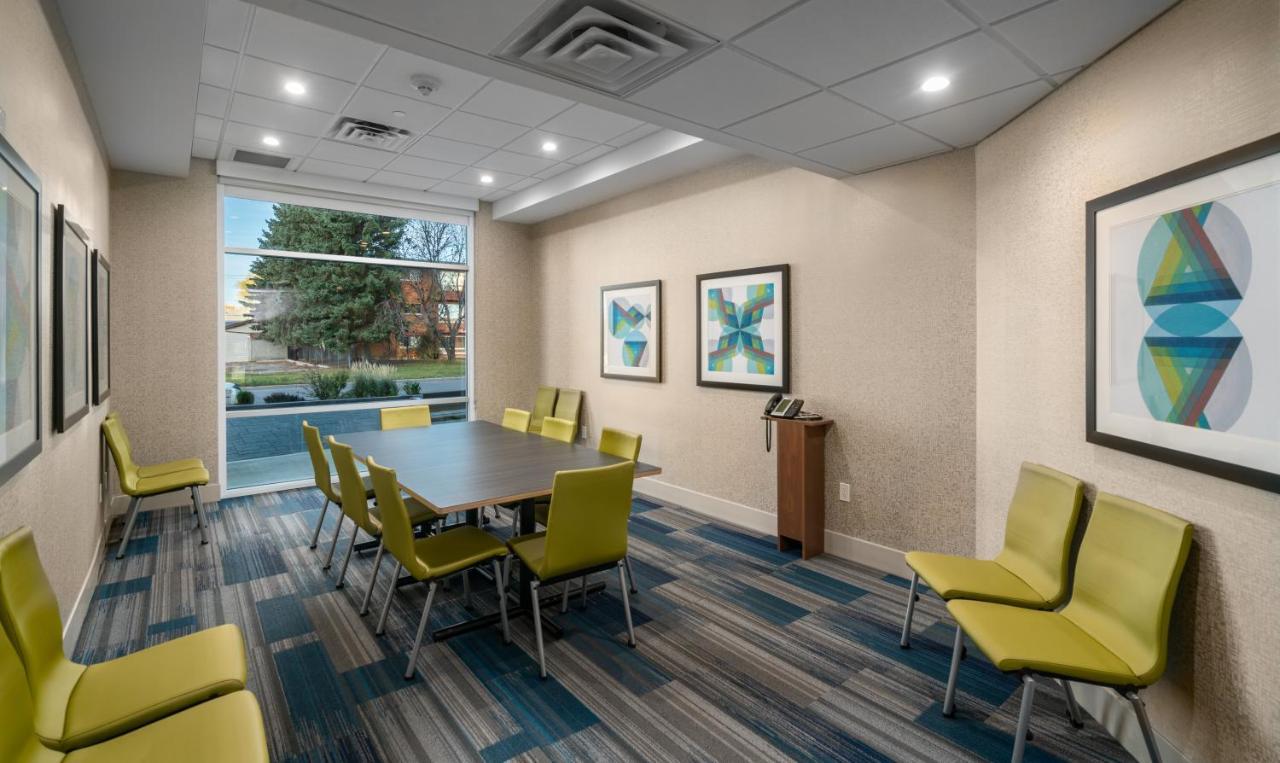 Holiday Inn Express & Suites - Brandon By Ihg Exterior foto