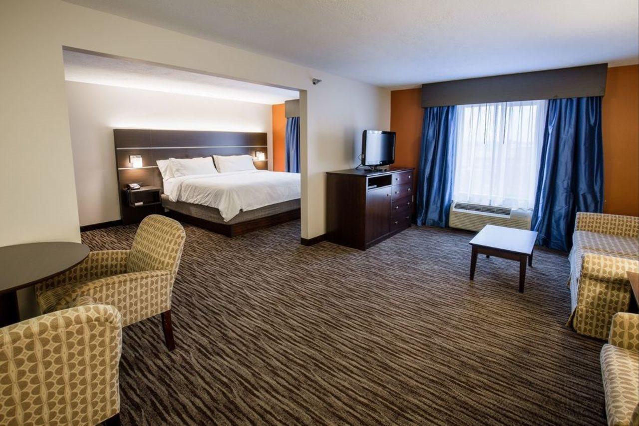 Holiday Inn Express & Suites - Brandon By Ihg Exterior foto