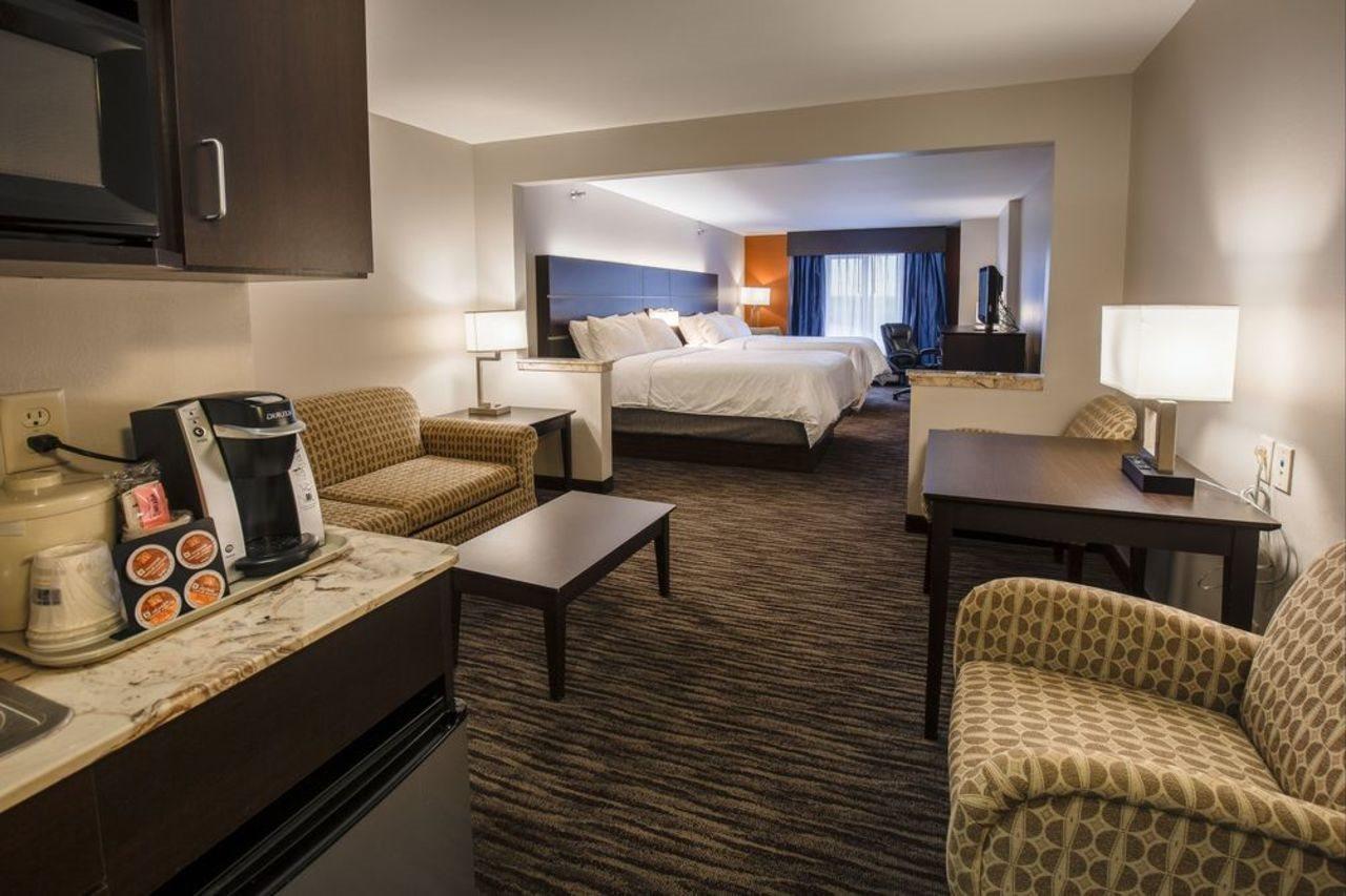 Holiday Inn Express & Suites - Brandon By Ihg Exterior foto